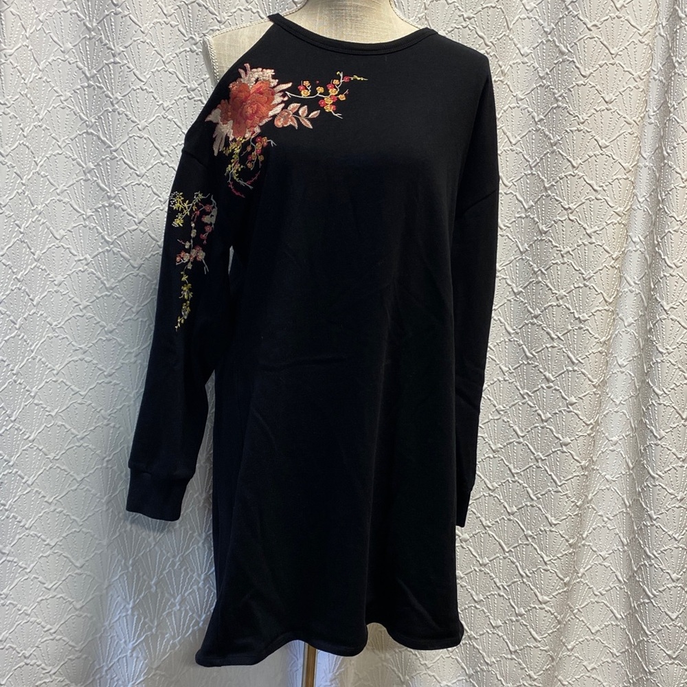 Maurice’s size XL Black Floral Embroidered sweatshirt 1‎ shoulder Dress stretch